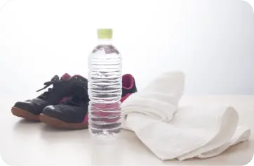 ウェア、トレーニングシューズ、タオル、水分補給用の飲み物