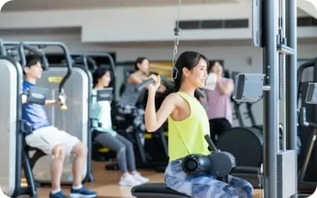 ジムで運動している様子