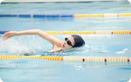 プールで泳いでいる様子