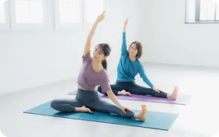 スタジオでヨガをしている様子