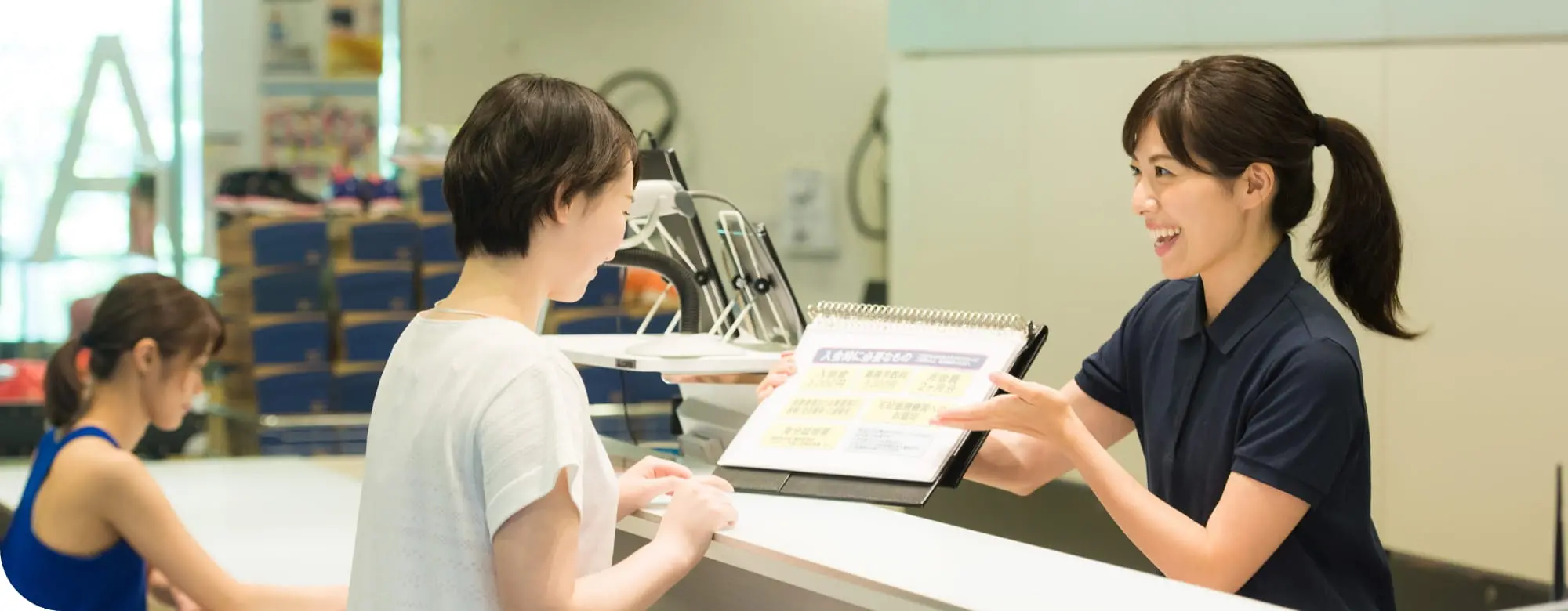 スタッフが入会のご案内をしているイメージ画像