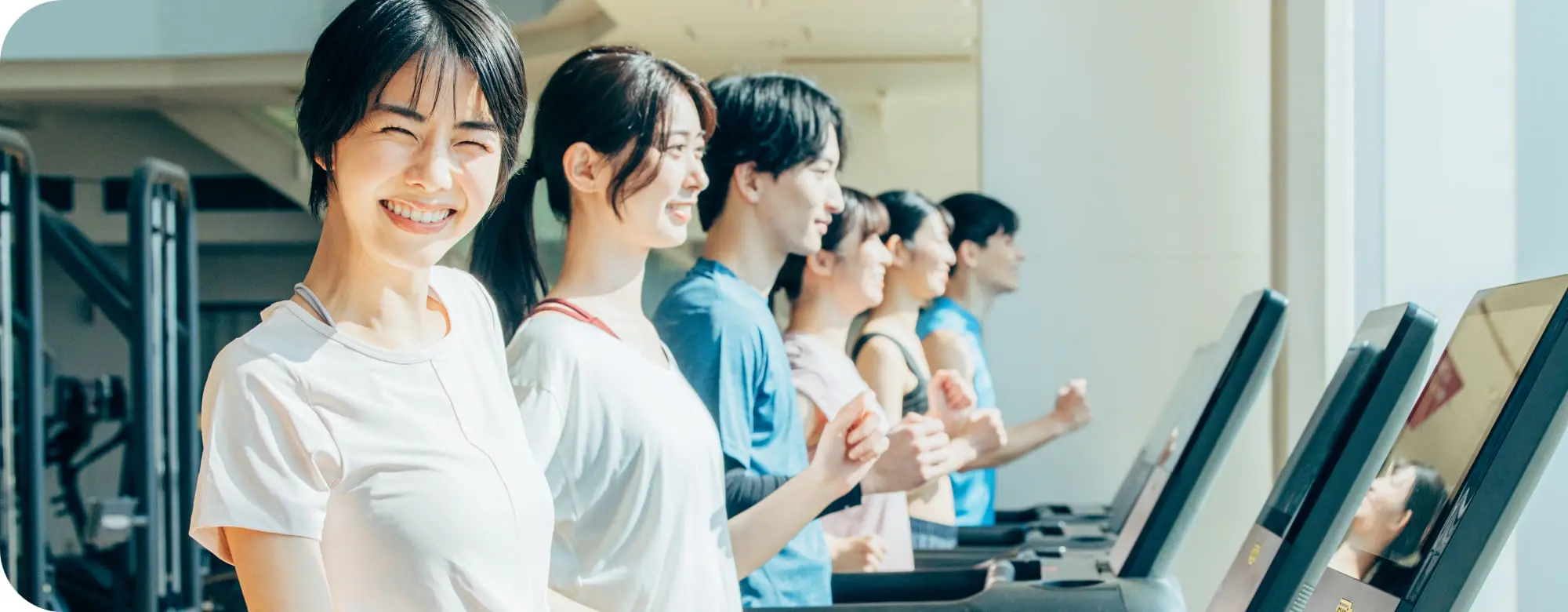 スタッフが入会のご案内をしているイメージ画像